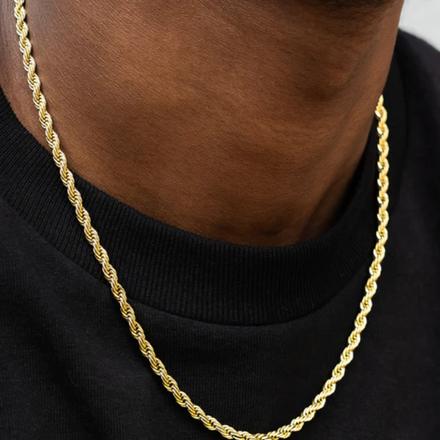Admirando la artesanía de las cadenas de oro de 14K tipo cuerda