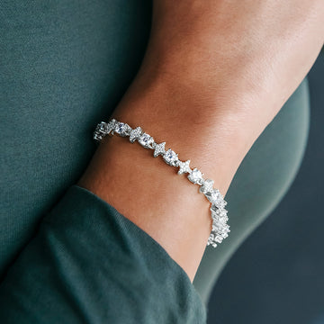 Pulsera de tenis de oro blanco con estrellas y piedras redondas