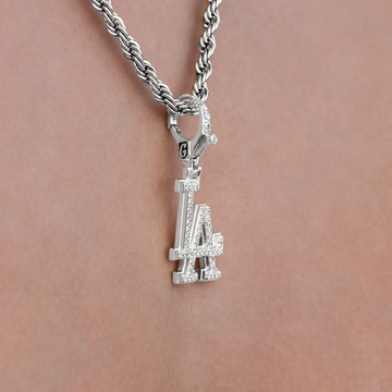 Colgante con abalorio de micro logotipo oficial de los Dodgers de Los Ángeles de la MLB en oro blanco