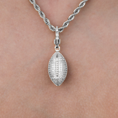 Colgante con dije de fútbol con broche en oro blanco