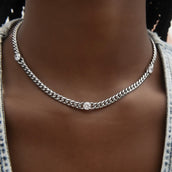 Collar cubano de oro blanco con estación de piedra redonda