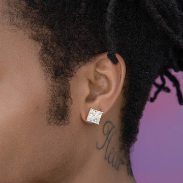 Arete de Oro Amarillo con Diamante Cuadrado de 10 MM