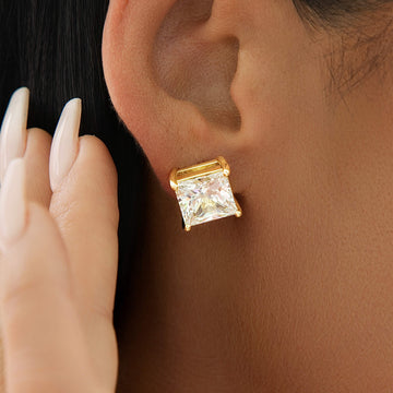 Arete de Oro Amarillo con Diamante Cuadrado de 10 MM