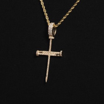 Colgante de oro macizo en forma de cruz con clavos y diamantes de Si