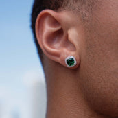 Pendiente de botón de oro blanco con esmeralda talla cushion de 10 MM