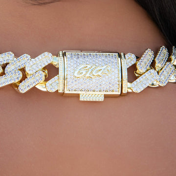 Collar cubano de eslabones ajustados con diamantes baguette en oro amarillo - 19 mm