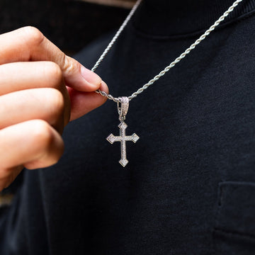 Cruz celta con incrustaciones de diamantes en oro blanco