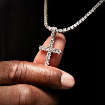 Dije de cruz con diamantes en oro blanco