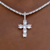 Colgante de cruz micro redonda helada en oro blanco
