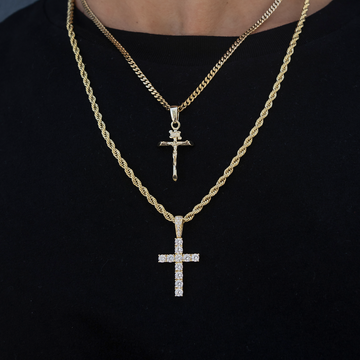 Cruz engastada en oro amarillo
