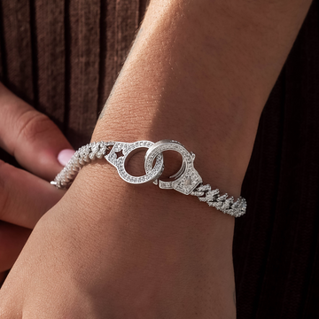 Pulsera cubana de oro blanco con esposas y diamantes engastados