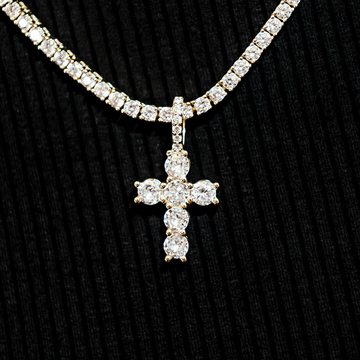 Cruz Micro Redonda con Diamantes en Oro Amarillo