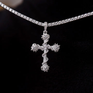 Cruz de picos con incrustaciones de cristal
