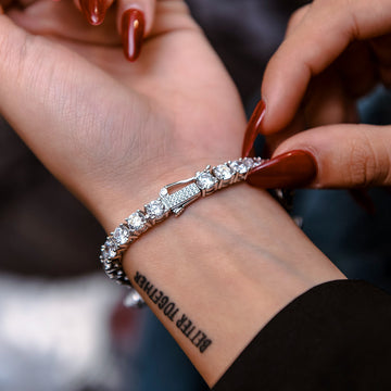 Brazalete tipo barra de baguette helado en oro blanco