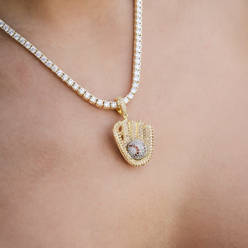 Dije de béisbol con diamantes en oro amarillo