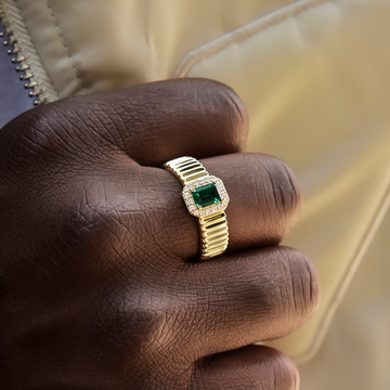 Anillo texturizado de esmeralda en vermeil de oro amarillo