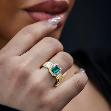 Anillo texturizado de esmeralda en vermeil de oro amarillo