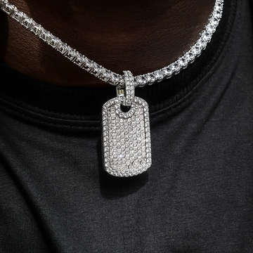 Colgante con chapa de perro Baguette en oro blanco