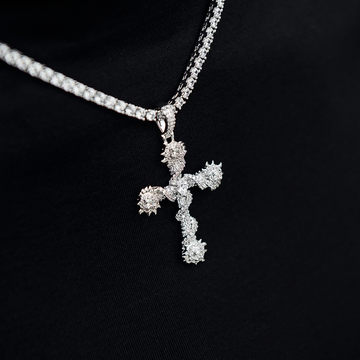 Cruz de picos con incrustaciones de cristal