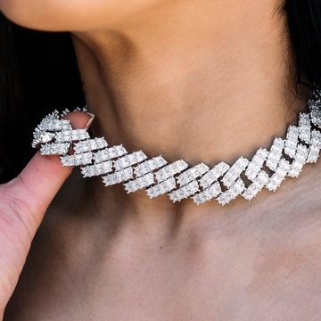Collar cubano con engaste de baguettes en oro blanco - 19 mm