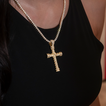 Dije de cruz con cuerda de diamantes en oro amarillo