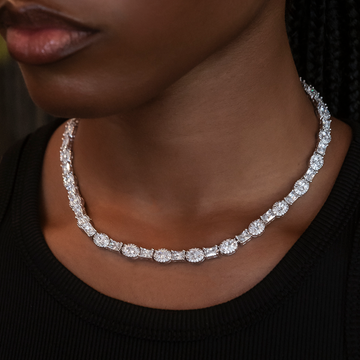 Collar de tenis con esmeraldas talla ovalada
