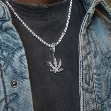 Dije de hoja de marihuana de diamante en oro blanco