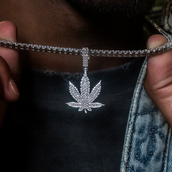 Dije de hoja de marihuana de diamante en oro blanco
