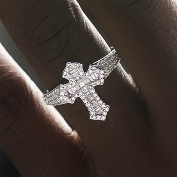 Anillo gótico de cruz de diamantes baguette