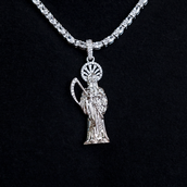 Dije de Calavera Segadora Helada en Oro Blanco