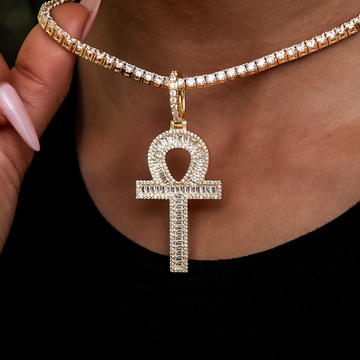 Colgante de cruz anj con diamantes talla baguette en oro amarillo