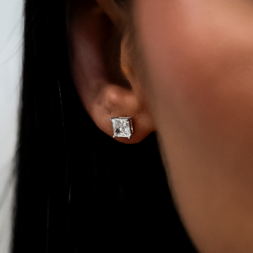 Pendientes de botón con diamantes de corte princesa de 5 mm en oro blanco