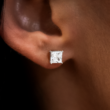 Pendientes de botón con diamantes de corte princesa de 5 mm en oro blanco