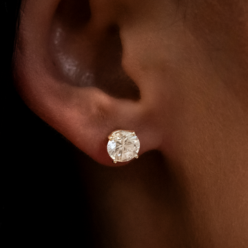 Pendientes de diamante de 7 mm con corte redondo en oro amarillo