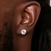 Pendientes de tuerca de oro blanco con diamante de talla redonda de 8 mm de GLD