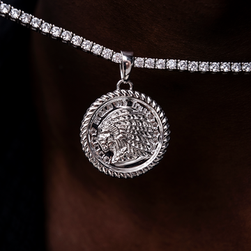 Colgante de oro blanco con moneda de jefe de GLD