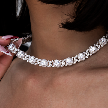 Collar cubano con diamantes y eslabones de estación