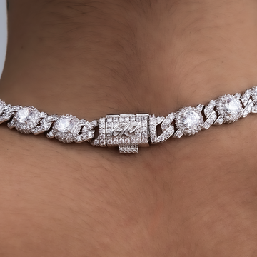 Collar cubano con diamantes y eslabones de estación