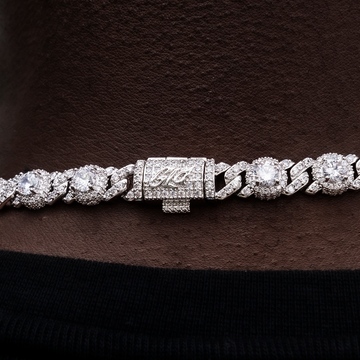 Cadenas cubanas de oro blanco con cruces de baguette, ojo turco y eslabones de diamantes, más pulsera a juego