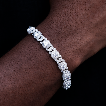 Cadenas cubanas de oro blanco con cruces de baguette, ojo turco y eslabones de diamantes, más pulsera a juego
