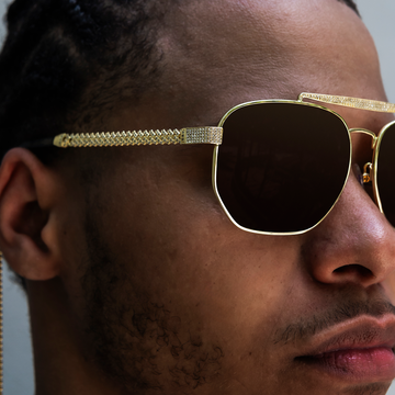 Las gafas de sol The Grove en oro amarillo con cadena para gafas de sol