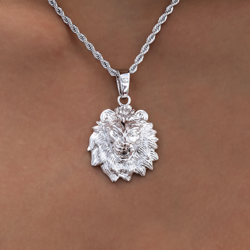 Colgante micro león en oro blanco