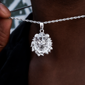 Colgante micro león en oro blanco