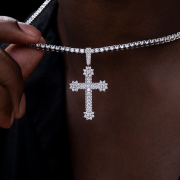 Colgante Cruz de Flor de Diamantes en Oro Blanco