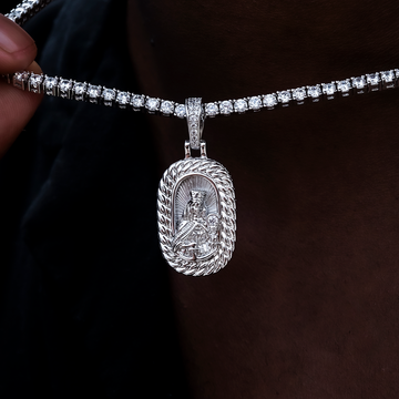 Colgante Icónico María Coronada en Oro Blanco