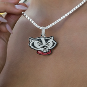 Colgante oficial de la mascota Bucky Badger de la NCAA de Wisconsin
