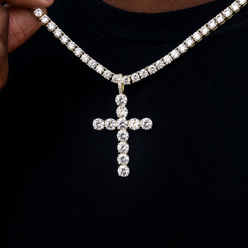 Colgante de cruz grande con diamantes en oro amarillo