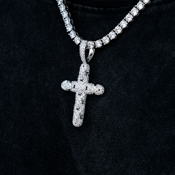 Colgante de Cruz con Eslabones de Serpiente de Pavé de Diamantes en Oro Blanco