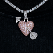 Colgante de Corazón/Flecha Rosa en Oro Blanco