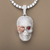 Colgante grande de calavera rosa helada